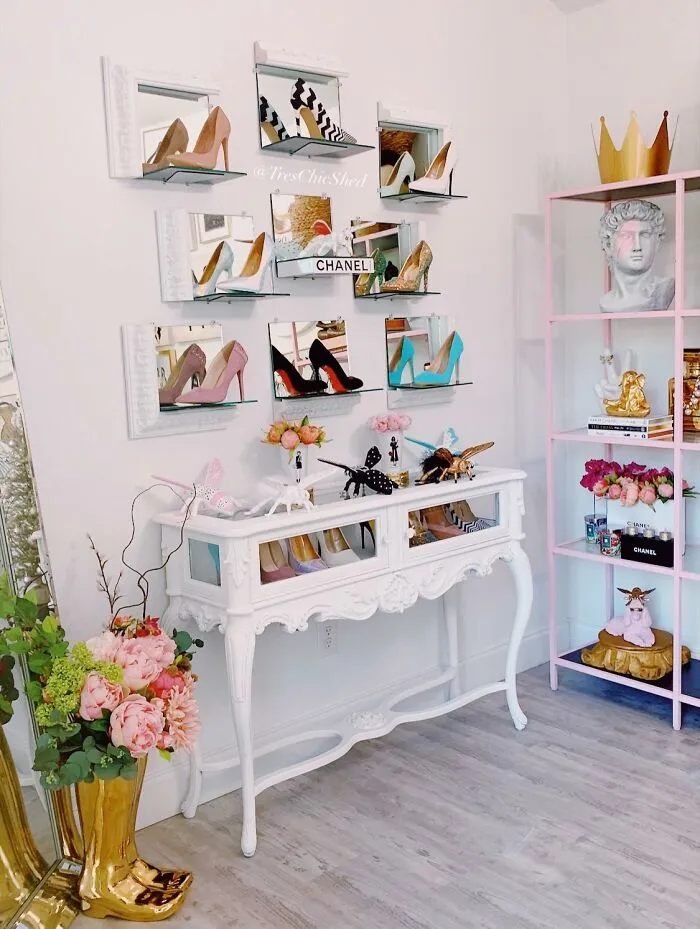 You Can DIY Some Seriously Interesting Displays That Double As Storage And Art On Your Walls With <a Style="Display:inline;" Href="Https://Www.amazon.com/Umbra-330639-560-Conceal-Floating-Bookshelf/Dp/B010xgblqc?ie=utf8&th=1&linkcode=ll1&tag=bpkomodo-20&linkid=6102b7226b3d06daa0680fd78a0573e1&language=en_us&ref_=as_li_ss_tl" Target="_blank"> <span Style="Font: Inherit; Color: #d74b1f;"> Floating Bookshelves</Span>