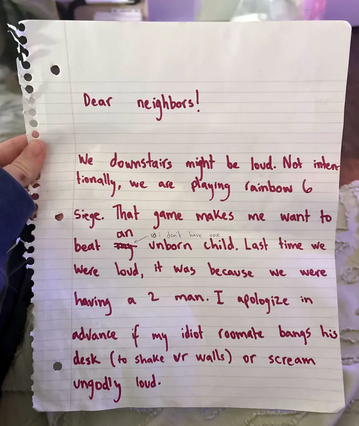 Handwritten unhinged neighbor’s note apologizing for loud gaming noises and disruptive roommate behavior.