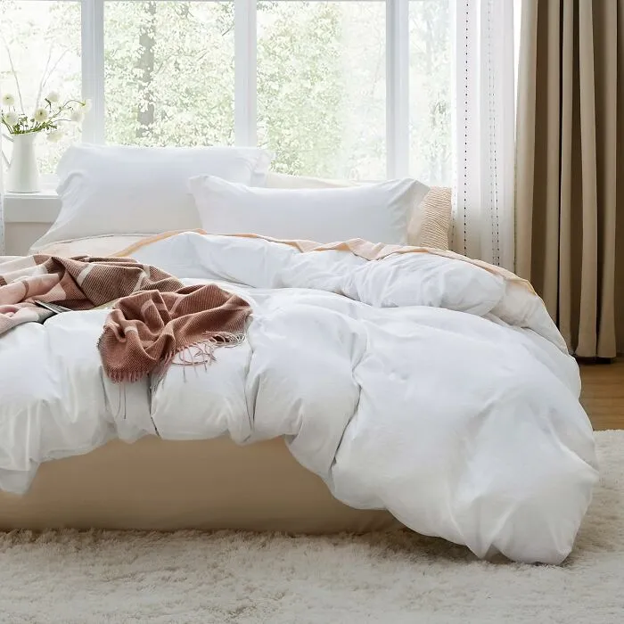 You're About To Start Taking "I'm Five Minutes Away" Texts From The Comfort Of Your Bed, Because This <a Style="Display:inline;" Href="Https://Www.amazon.com/Bedsure-White-Duvet-Cover-Queen/Dp/B07pcqktcn?psc=1&linkcode=ll1&tag=bphawk-20&linkid=076f423b0ba82b6c474fd42715f5a803&language=en_us&ref_=as_li_ss_tl" Target="_blank">  <span Style="Font: Inherit; Color: #d74b1f;"> Extra Soft Cotton Duvet Set </Span> Is Going To Make Leaving The House A Monumental Challenge