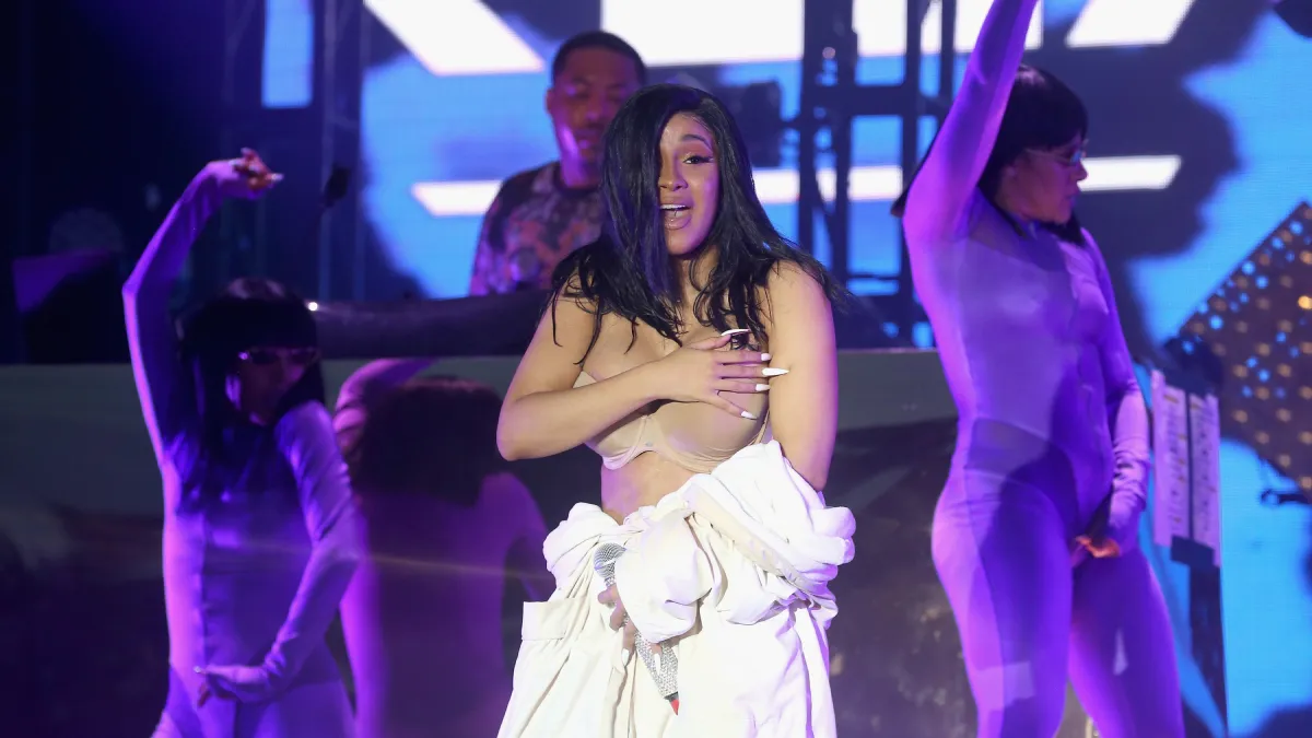 20 Celebrity Wardrobe Malfunction Moments Fans Can’t Unsee