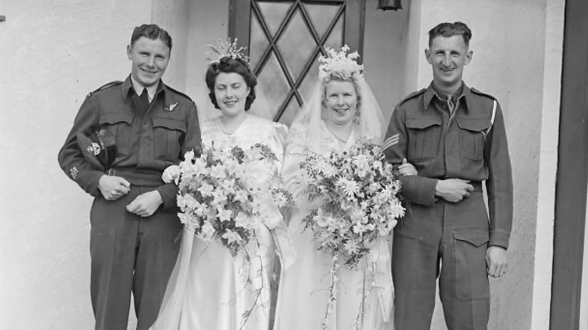 Love In The Shadow Of War: 33 Moving Wedding Photos From The 1940s