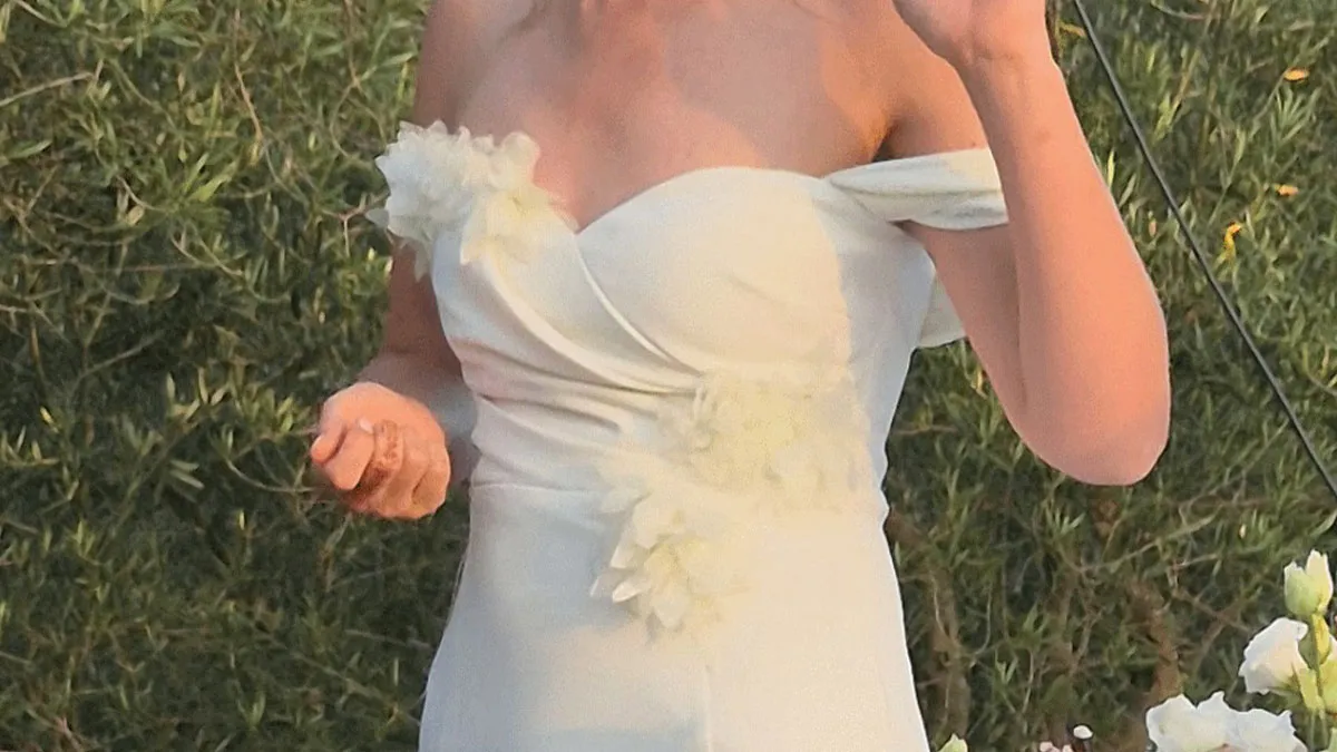 Folks Don’t Hold Back Dragging This Lady Who Went To Someone’s Wedding Dressed Like It Was Hers