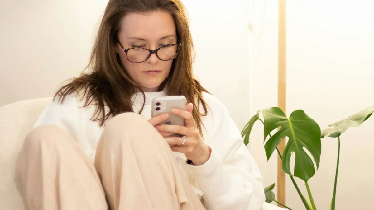 “I Feel So Uncomfortable Now”: Woman Can’t Look At Her Friend The Same After Rude Messages