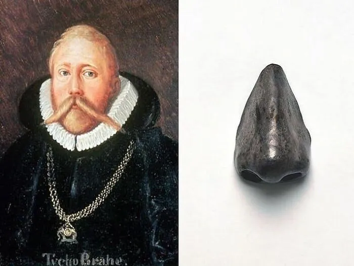 Retrato antiguo de hombre con bigote puntiagudo junto a prótesis nasal negra en fondo blanco, fotos antiguas y contexto histórico.