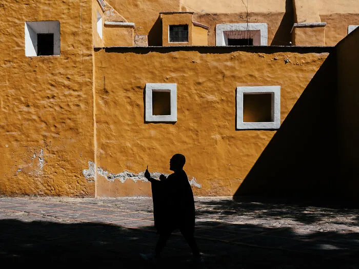 Photographer Takes 50 Unposed Street Photos That Prove Real Life Is Fascinating