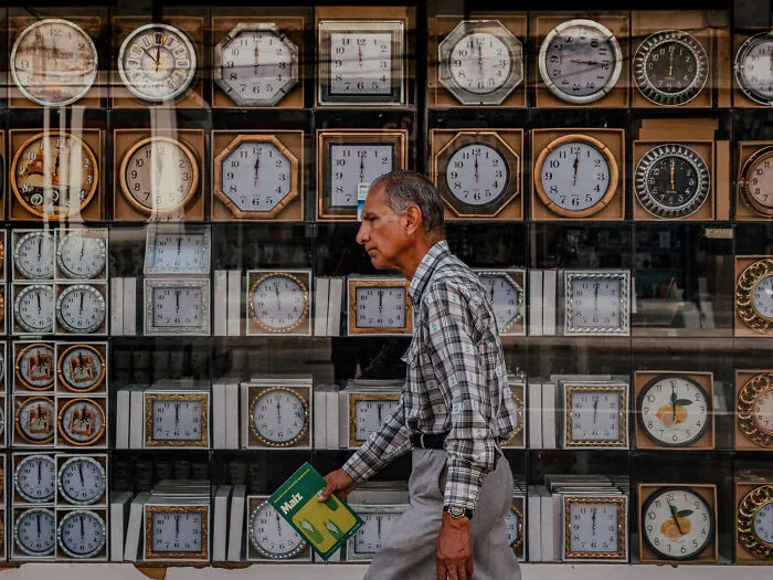 Photographer Takes 50 Unposed Street Photos That Prove Real Life Is Fascinating