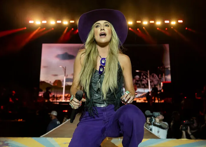 Lainey Wilson’s Wardrobe Malfunction At A Festival