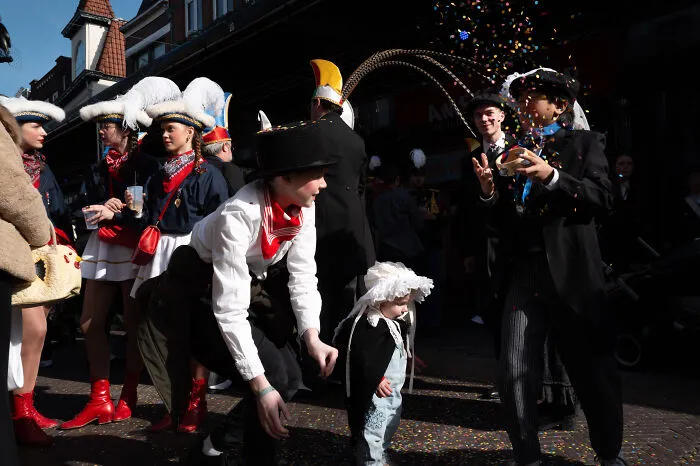 This Street Photographer Shows How ‘Nothing Newsworthy’ Can Be Truly Beautiful (31 Pics)