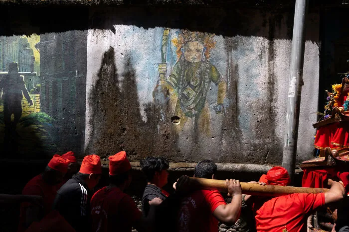 This Street Photographer Shows How ‘Nothing Newsworthy’ Can Be Truly Beautiful (31 Pics)