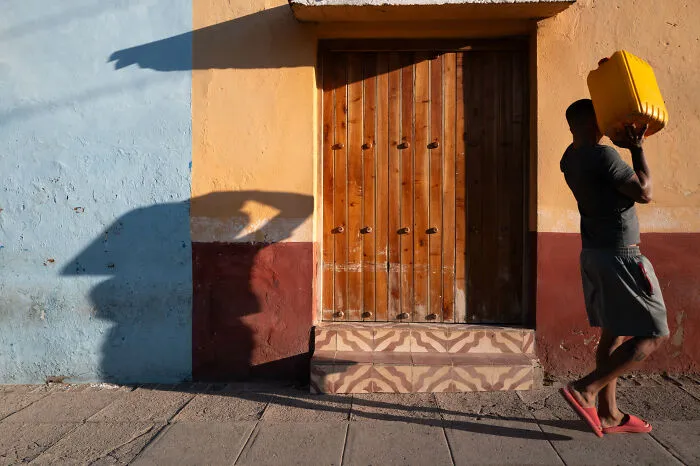 This Street Photographer Shows How ‘Nothing Newsworthy’ Can Be Truly Beautiful (31 Pics)