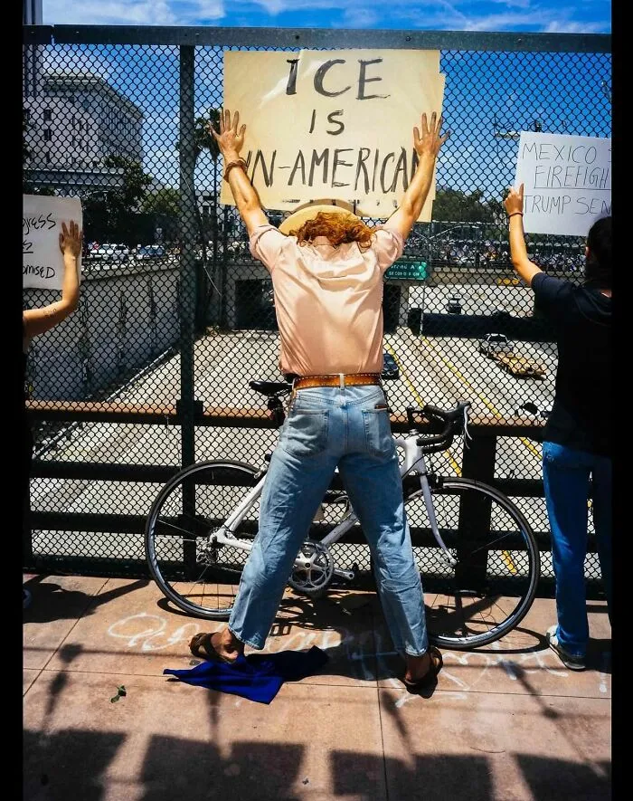 50 Street Photos That Prove Timing Is Everything, As Shared On This Instagram Page