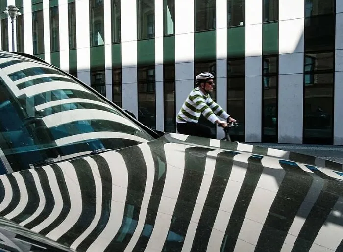 50 Street Photos That Prove Timing Is Everything, As Shared On This Instagram Page