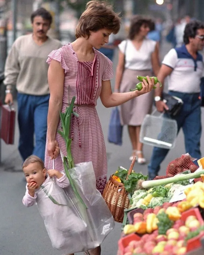 50 Street Photos That Prove Timing Is Everything, As Shared On This Instagram Page