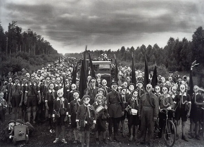 Conocida como "La Defensa de los Pioneros", esta espeluznante imagen histórica fue capturada en 1937 por el fotógrafo ruso Viktor Bulla.
