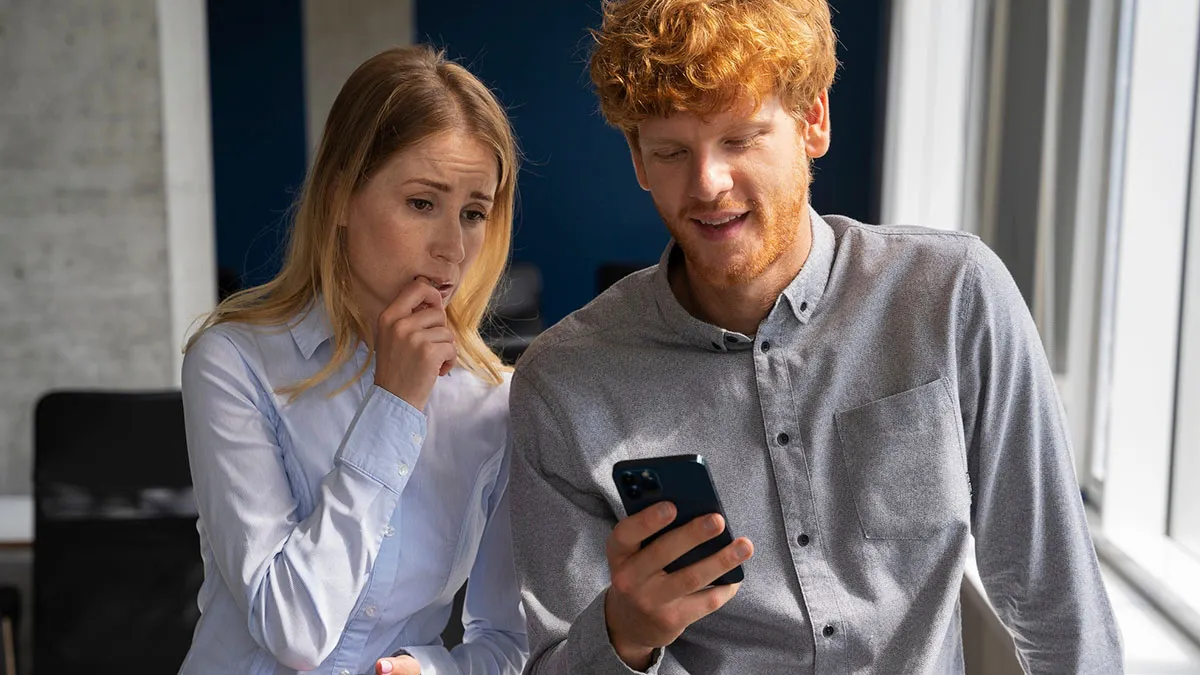 Lady Keeps Ignoring Male Coworker's Annoying Texts, Until He Crosses All Boundaries And Calls Her