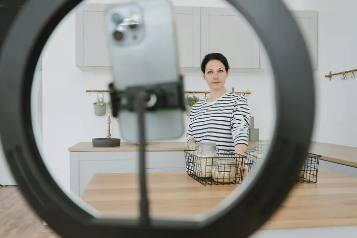 People Recall 42 Innocent Videos That Hide Creepy And Disturbing Stories Behind Their Scenes
