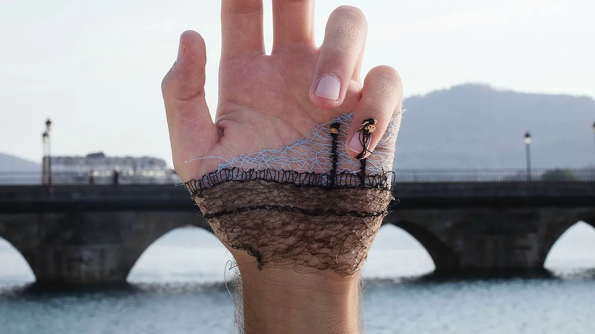 21 Emotional Photos Of A Man Who Stitches Landscapes Into His Skin