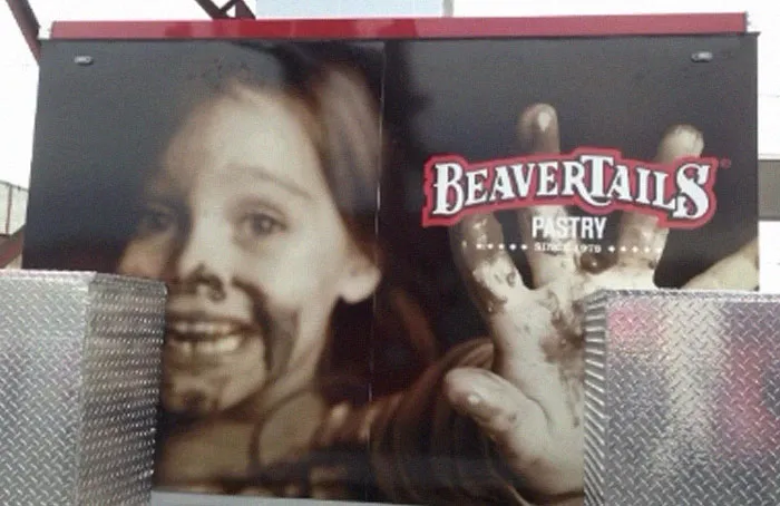 Publicidad de pastelería con mano y rostro manchados que parecen sucios, un claro ejemplo de fallos de diseño divertidos y terribles.