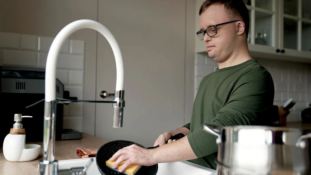 GF Mortified After Seeing BF's Tone With Helpful Roommate, Starts To Reconsider Everything