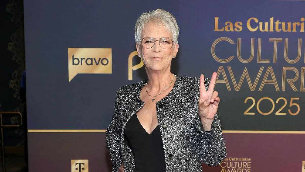 65-Year-Old Allison Janey Goes Pantless On The Red Carpet, Jamie Lee Curtis' Reaction Goes Viral