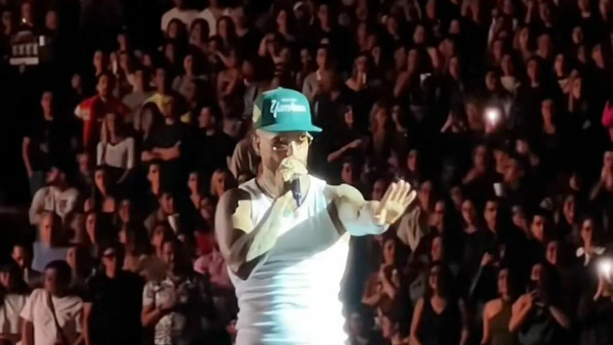 Singer Abruptly Stops Concert After Spotting 'Irresponsible' Mom—His Next Words Divided The Internet