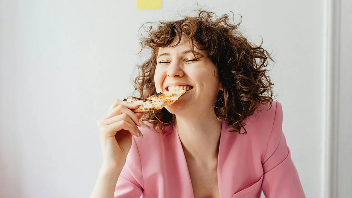 Worker Confronts Woman Over Bizarre Lunchtime Ritual, Office Claims She Went Too Far With Criticism