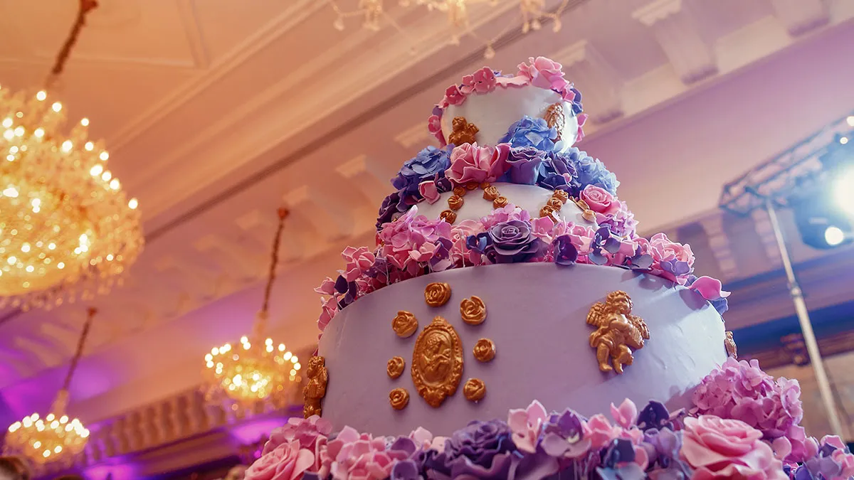 Entitled Woman Tries To Return A “Used” Cake For A Refund, Only To Be Met With Confusion From Bakers