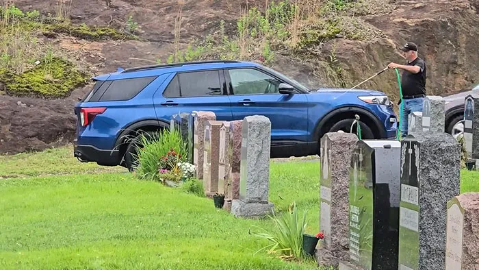 Cuando traes tu propia manguera para lavar tu auto en el cementerio