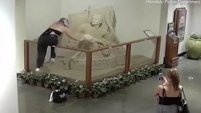 Destruyendo una escultura de arena