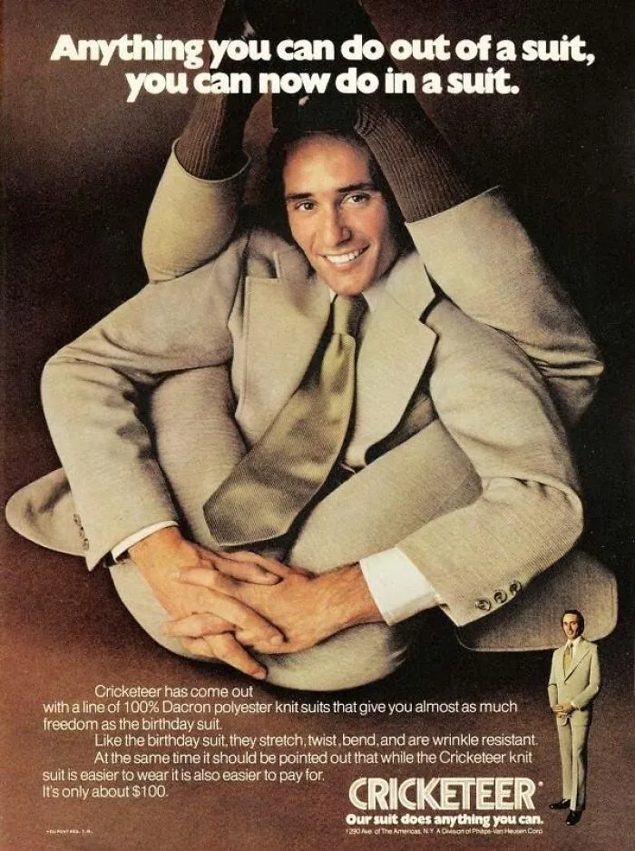 Hombre en traje vintage posando en anuncio antiguo que refleja normas culturales cambiantes en publicidad.
