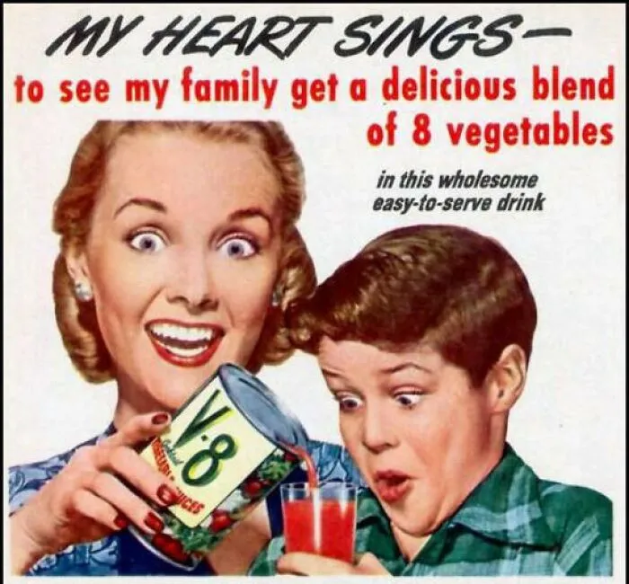 Anuncio vintage con madre y niño disfrutando bebida saludable, reflejando normas culturales cambiantes en publicidad antigua.