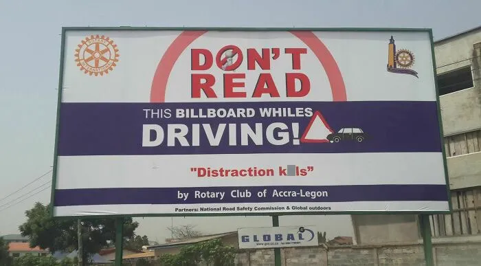 Vivo en Ghana. Este cartel está en una carretera cerca de mi casa.