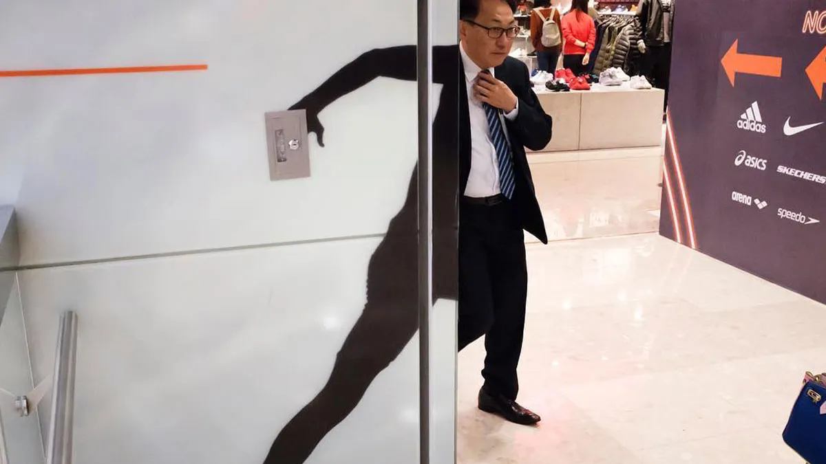 45 Unbelievable Street Coincidences Caught On Camera By Edas Wong