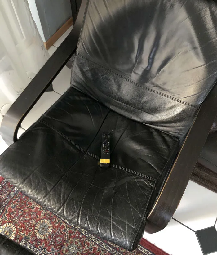 Usa cinta adhesiva amarilla en el control remoto del televisor si tienes muebles negros