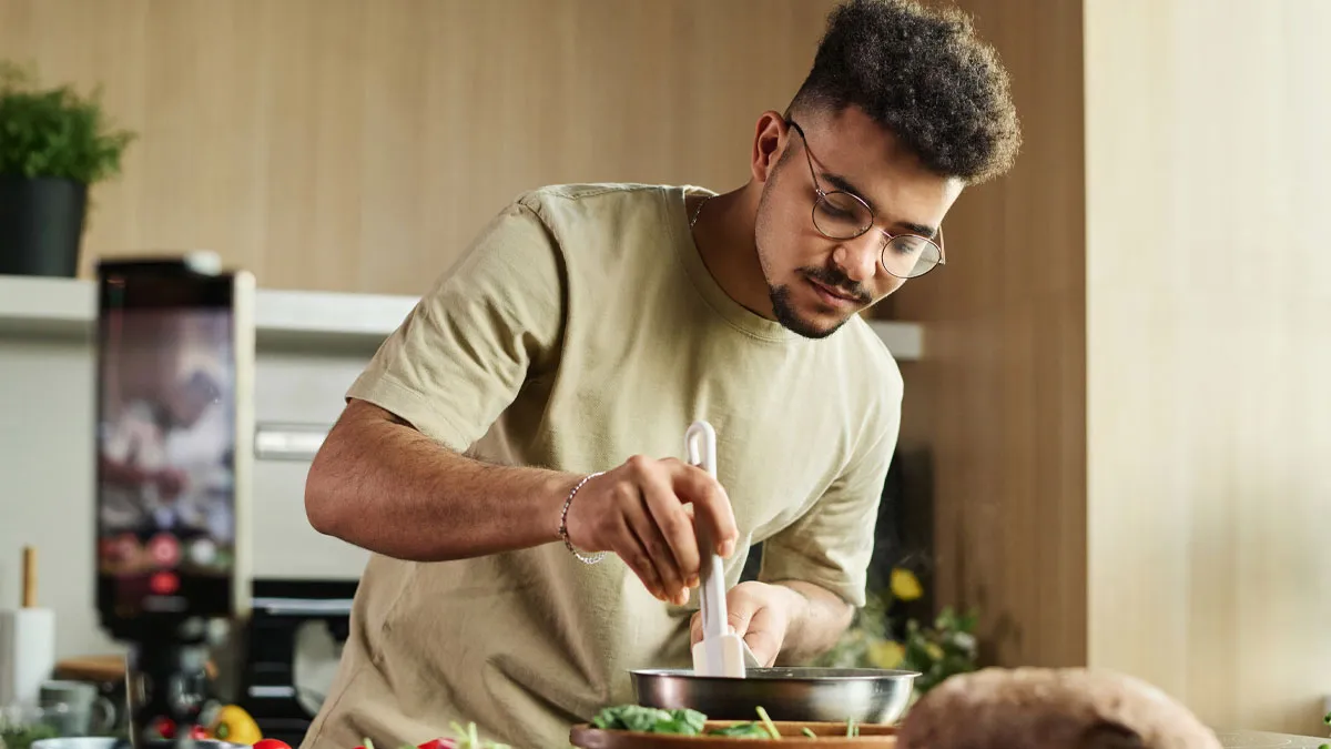 Man Cooks Food For GF But She Throws It Away, He Has Enough And Dumps Her