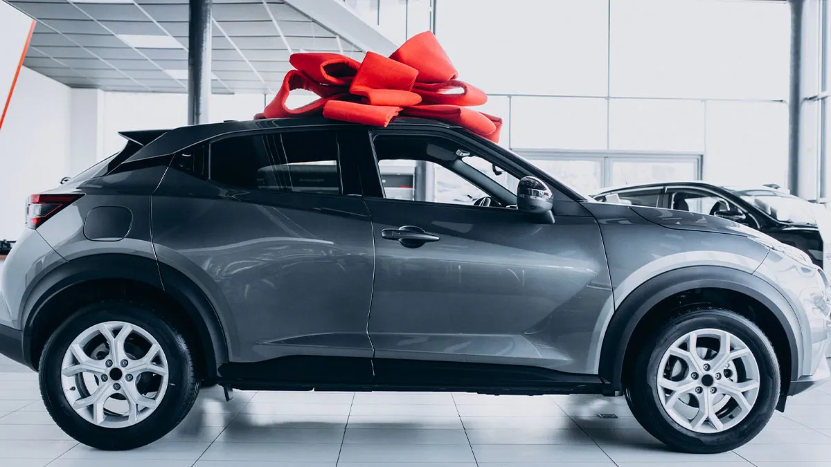Rich Guy Buys GF A Bunch Of Expensive Stuff, Confused When She Gives Him A Reality Check