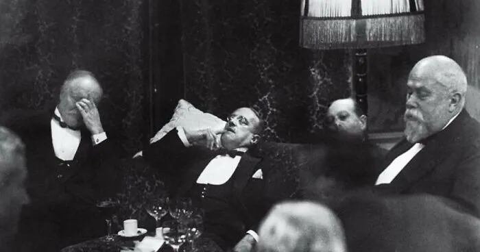 30 Striking Photos That Capture Iconic Moments In History