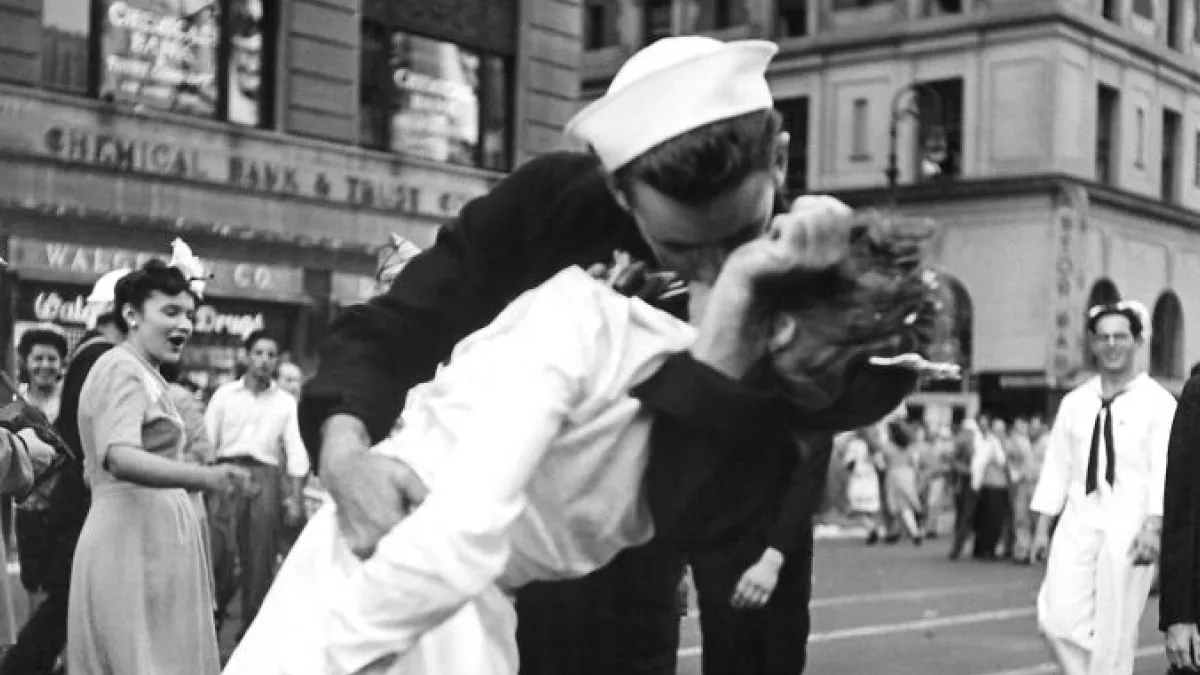 30 Striking Photos That Capture Iconic Moments In History