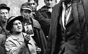 30 Striking Photos That Capture Iconic Moments In History