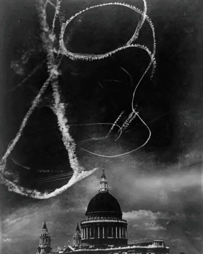 Trazas de aviones de combate formando figuras en el cielo sobre un edificio histórico en un evento histórico poco conocido.