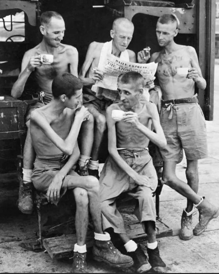Hombres muy delgados bebiendo y leyendo periódico en imagen histórica de hechos y eventos históricos poco conocidos.
