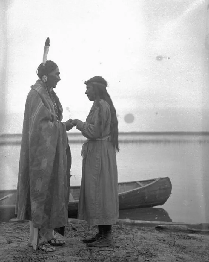Una pareja joven en el río Waterhen, Saskatchewan, Canadá, tomada en 1931.