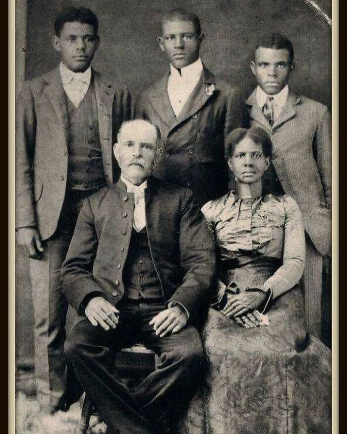 Familia birracial alrededor de 1900