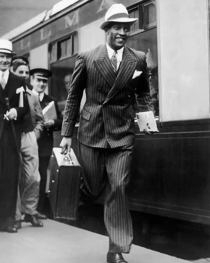 El atleta estadounidense Jesse Owens en Londres tras ganar cuatro medallas de oro en los Juegos Olímpicos de Berlín de 1936. Londres, Inglaterra, 1936.