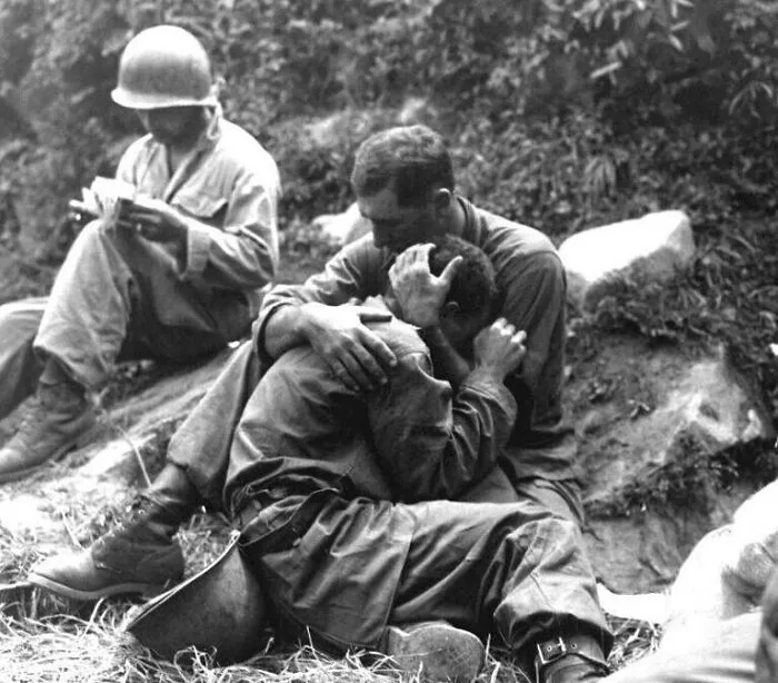 Soldados en descanso durante un evento histórico poco conocido, mostrando emociones y camaradería en batalla.