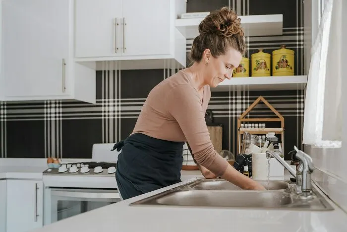 36 People Reveal Home Visits That Left Them Wondering If They Were On A Hidden Camera Show
