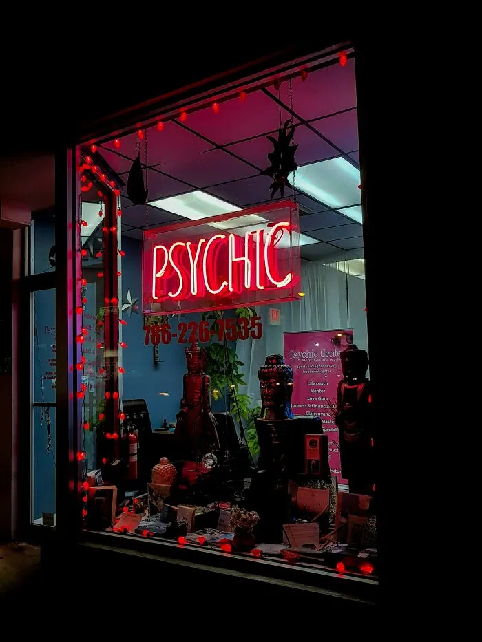 “She Pulled That From Thin Air”: 30 Things Psychics Predicted That Ended Up Becoming True