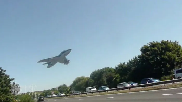 Un avión momentos antes de estrellarse durante el espectáculo aéreo de Shoreham