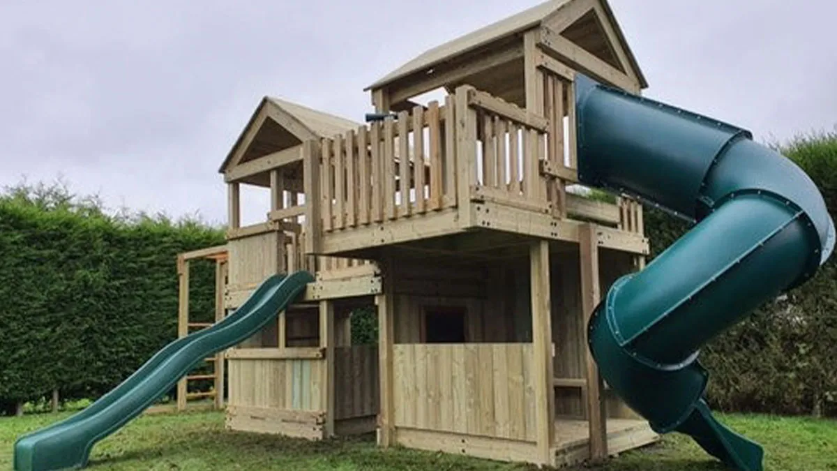 Lady Seething Over Neighbors' Huge Overlooking Playhouse, Seeks Advice Online"