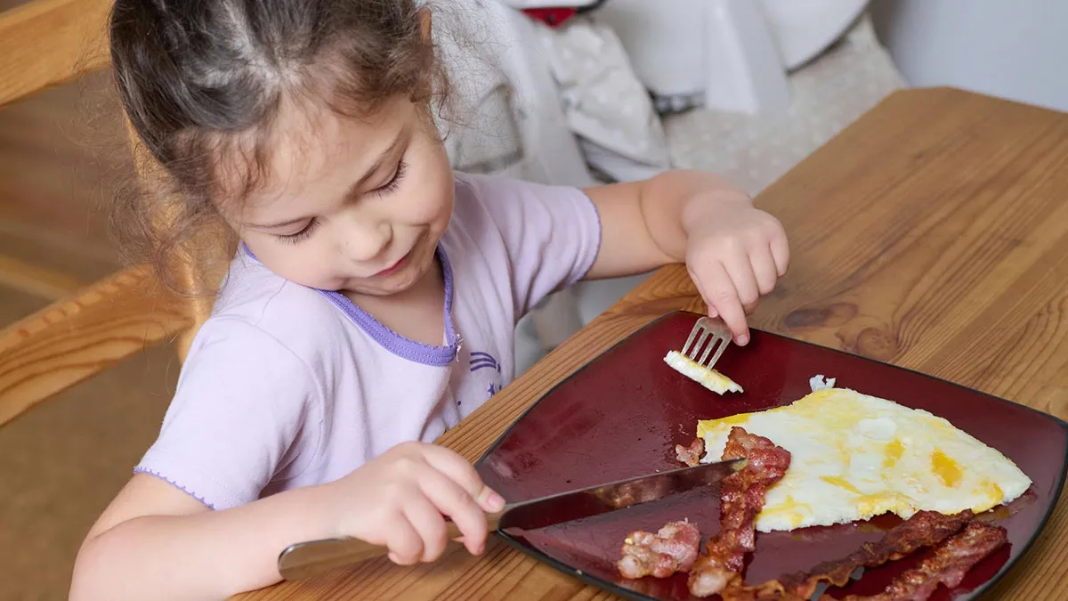 Vegan Mom Feels Uneasy After Learning Neighbor Keeps Feeding Her 6YO Huge Meals, Asks What To Do